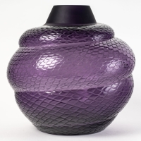 Vase &quot;Serpent&quot; en cristal violet de LALIQUE FRANCE d&#039;après un dessin de René LALIQUE