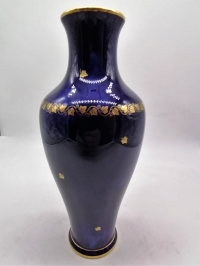 Vase en porcelaine de Sèvres XXème