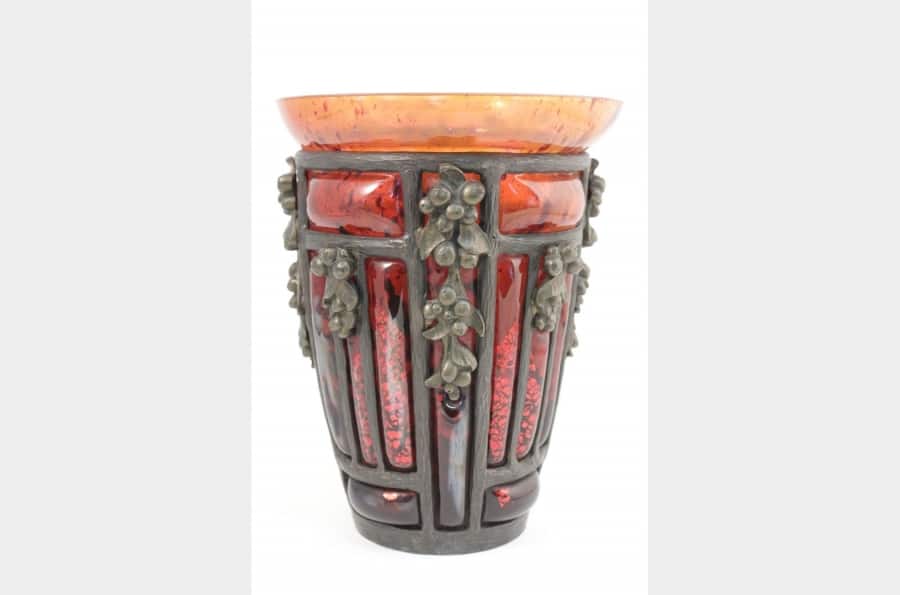 DAUM et MAJORELLE - Vase de Daum soufflé dans une monture en fer forgé de Majorelle||