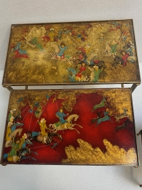 1950′ Série De 3 Tables Gigognes Avec Peintures Guerriers Mongols Maison Baguès En Bronze Doré, 3 Plateaux