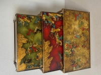 1950′ Série De 3 Tables Gigognes Avec Peintures Guerriers Mongols Maison Baguès En Bronze Doré, 3 Plateaux