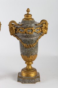 Intemporelle.. Paire de Vases d&#039;ornement en marbre de Campan à têtes de Boucs. XIXe, Style Néo-classique.