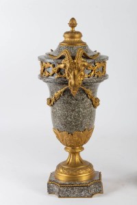 Intemporelle.. Paire de Vases d&#039;ornement en marbre de Campan à têtes de Boucs. XIXe, Style Néo-classique.