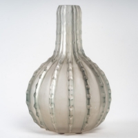 René Lalique : &quot;Dentelé&quot; Vase 1912