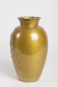Vase en métal doré d’époque Meiji (1864 – 1912) signé par l’artiste Yoshimitsu