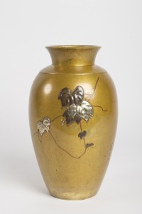 Vase en métal doré d’époque Meiji (1864 – 1912) signé par l’artiste Yoshimitsu