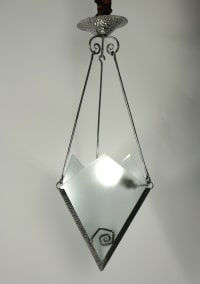 Très jolie petit lustre Art Déco, circa 1930, en acier et verre, 1 lumière.