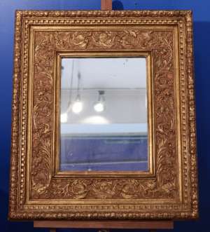Miroir Italien en bois sculpté et doré, composé d&#039;éléments Renaissance, modifié au XIXe siècle, 64 x 57 cm