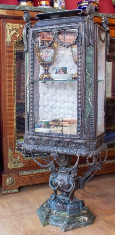 Vitrine Napoléon III en bronze et marbre vert, intérieur capitonné||||||