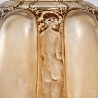 Vase &quot;Six Figurines et Masques&quot; verre blanc patiné sépia de René LALIQUE