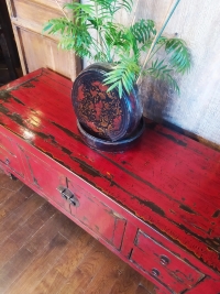 Meuble bas antique en orme laqué rouge