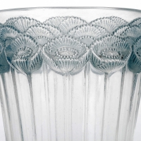 Vase &quot;Boutons d&#039;Or&quot; verre blanc patiné bleu de René LALIQUE