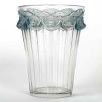 Vase &quot;Boutons d&#039;Or&quot; verre blanc patiné bleu de René LALIQUE