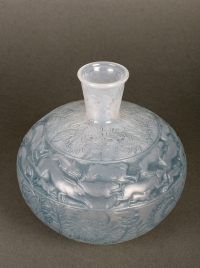 Vase &quot;Lièvres&quot; verre opalescent double couche patiné bleu de René LALIQUE