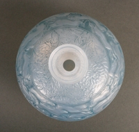 Vase &quot;Lièvres&quot; verre opalescent double couche patiné bleu de René LALIQUE