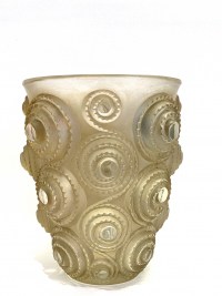 Vase &quot;Spirales&quot; verre blanc patiné sépia créé par René LALIQUE