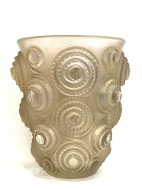 Vase &quot;Spirales&quot; verre blanc patiné sépia créé par René LALIQUE