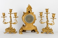 Une garniture en bronze doré de style louis XV fin XIXème siècle