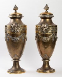 Une paire de vases, style Louis XVI, XIXème.