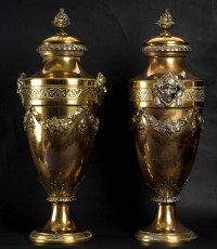 Une paire de vases, style Louis XVI, XIXème.