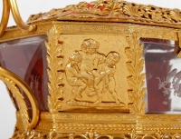 Un coffret en cristal gravé et ornementation en bronze doré fin XIXème siècle