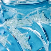 Vase &quot;Sauterelles&quot; verre blanc patiné bleu et vert de René LALIQUE