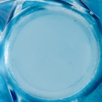 Vase &quot;Sauterelles&quot; verre blanc patiné bleu et vert de René LALIQUE