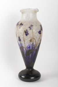 Grand Vase aux violettes, papillon et libellule de DAUM Nancy