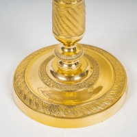 Époque Restauration Paire de flambeaux en bronze ciselé et doré montés en lampes vers 1820