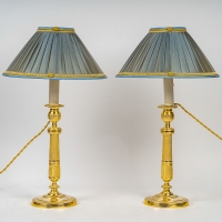 Époque Restauration Paire de flambeaux en bronze ciselé et doré montés en lampes vers 1820