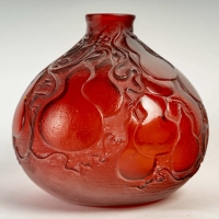 Vase &quot;Courges&quot; verre rouge patiné blanc de René Lalique