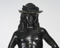 sculpture en ronde-bosse représentant David victorieux de Goliath. Bronze d’édition patiné, sur son socle piédouche en bois noirci et rehaussé de dorures, travail de la seconde moitié du XIXe siècle.