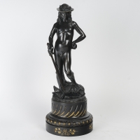 sculpture en ronde-bosse représentant David victorieux de Goliath. Bronze d’édition patiné, sur son socle piédouche en bois noirci et rehaussé de dorures, travail de la seconde moitié du XIXe siècle.