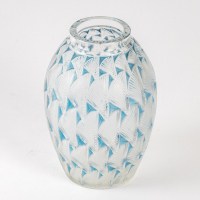 Vase &quot;Grignon&quot; verre blanc patiné bleu de René LALIQUE