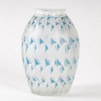 Vase &quot;Grignon&quot; verre blanc patiné bleu de René LALIQUE