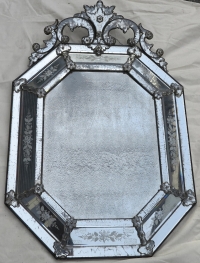 1880′ Miroir Venise Octogonal à Fronton Tain Mercure avec Fleurs Gravées et Tain Oxydé