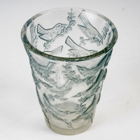Vase &quot;Grives&quot; verre blanc patiné bleu de René LALIQUE