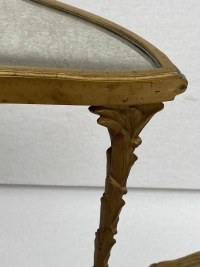1970′ Table Tripartite Maison Charles Forme Arbaléte, Jansen Ou Baguès Décor Palmier en Bronze Doré avec Plateaux Miroirs Vieillis