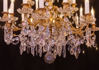 Lustre à vingt-quatre bras de lumières en bronze ciselé et doré et décor de cristal Baccarat vers 1880