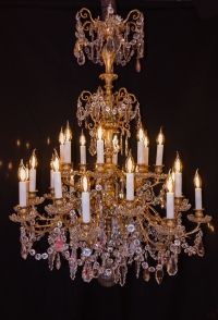Lustre à vingt-quatre bras de lumières en bronze ciselé et doré et décor de cristal Baccarat vers 1880