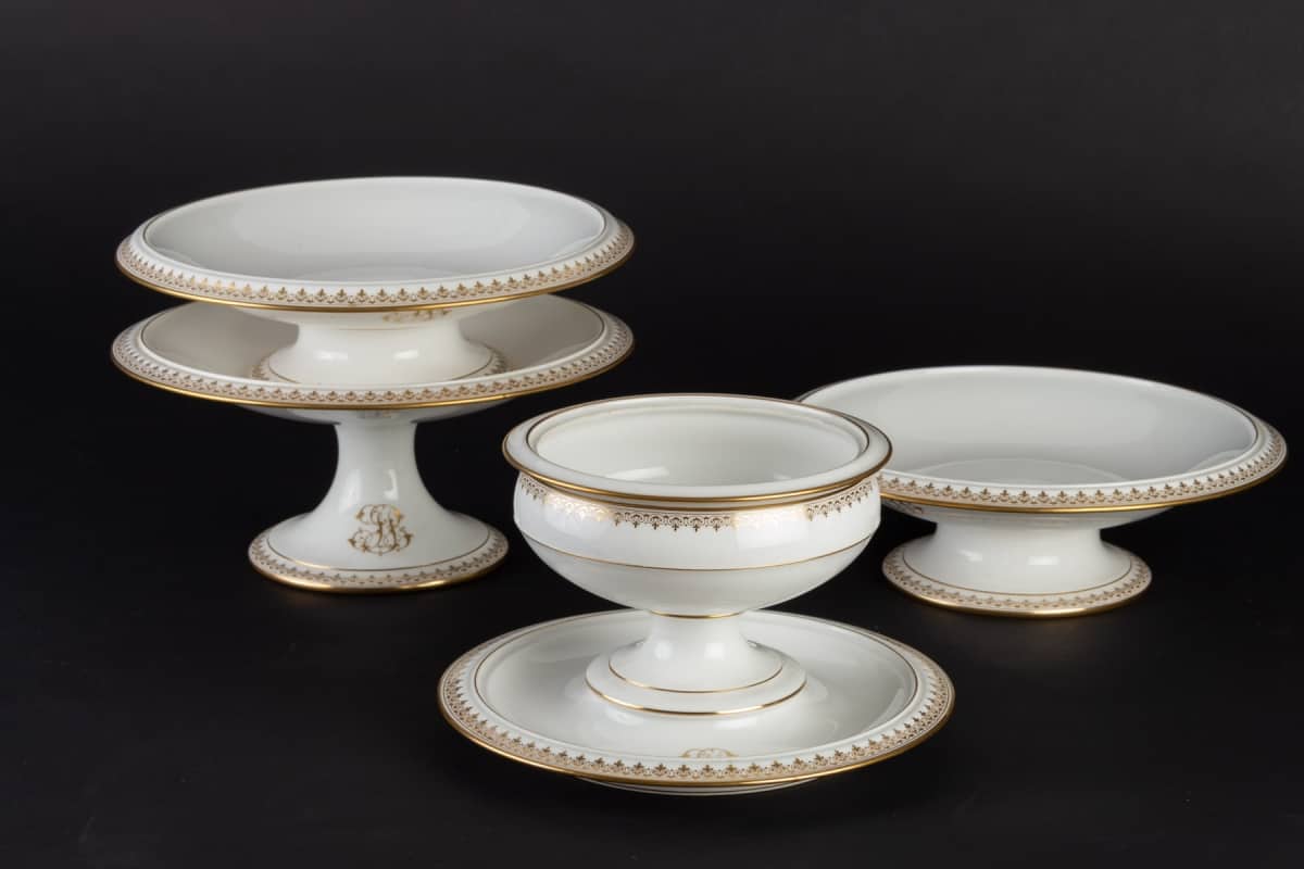 ||||||4 pièces de la Manufacture de Sèvres blanc et or signées et datées (décors 1901)||||||||||||||