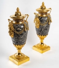 Paire de vases en marbre et monture en bronze de style Louis XVI. XIXème siècle.