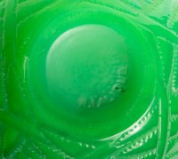 Vase &quot;Espalion&quot; verre vert jade double couche de René LALIQUE