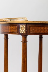 Petite table guéridon en placage de noyer de style Napoléon III