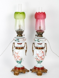 Une paire de lampes à pétrole en opaline circa 1900