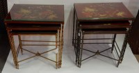 1970&#039; Paire de Séries de 3 Tables Gigognes Style Maison Bagués Decor Bambou en Bronze Doré  Plateaux avec Laque de Chine Rouge Decor de Paysage Avec Oiseau