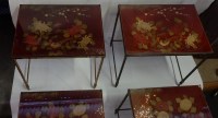 1970&#039; Paire de Séries de 3 Tables Gigognes Style Maison Bagués Decor Bambou en Bronze Doré  Plateaux avec Laque de Chine Rouge Decor de Paysage Avec Oiseau