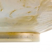 Vase &quot;Poissons&quot; verre opalescent blanc multicouches patiné sépia de René LALIQUE