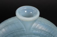 Vase « Escargot » verre opalescent double couche patiné bleu de René LALIQUE