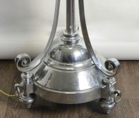 Lampadaire en métal chromé du début du XXème siècle de style Louis XVI.